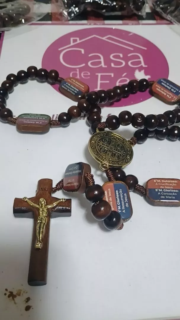 Medalha de São Bento e crucifixo